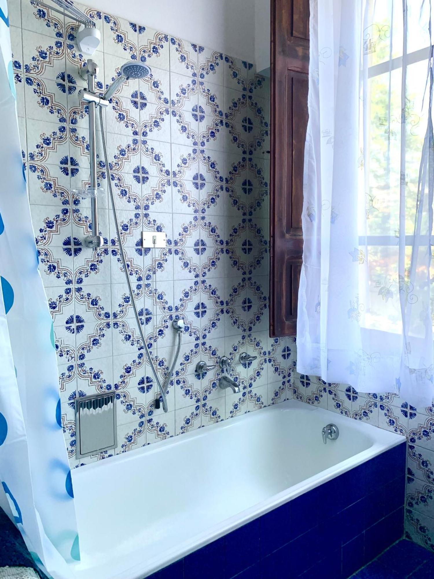 Guest House A Due Passi Olbia Bagian luar foto